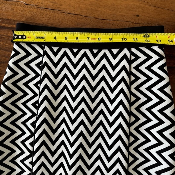 H&M Black and White Chevron Design Top and Skirt Set size 4-6 - Picture 12 of 15